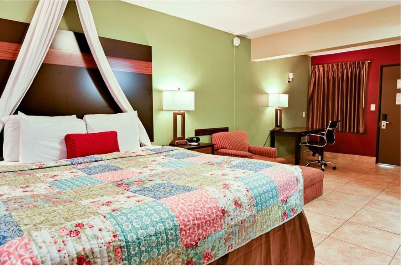 Oceans Beach Resort & Suites 폼파노 비치 외부 사진