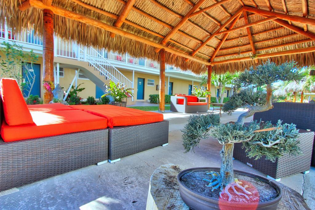 Oceans Beach Resort & Suites 폼파노 비치 외부 사진