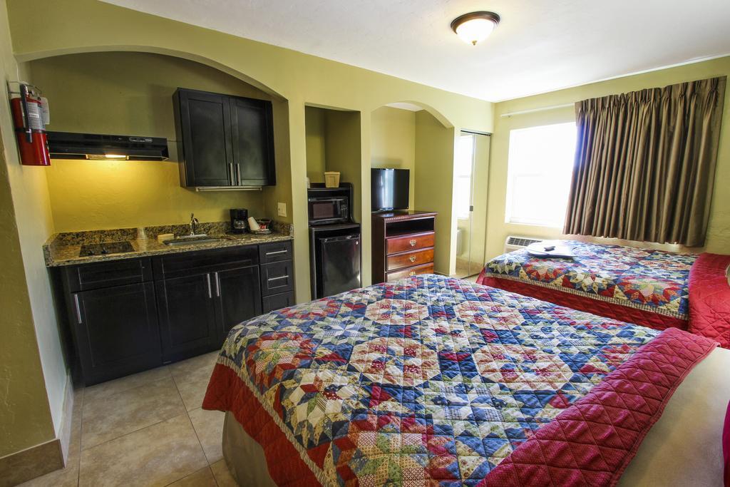 Oceans Beach Resort & Suites 폼파노 비치 외부 사진