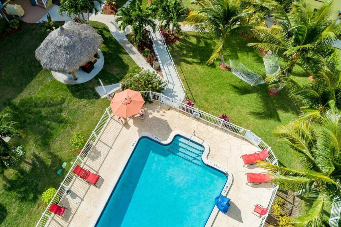 Oceans Beach Resort & Suites 폼파노 비치 외부 사진