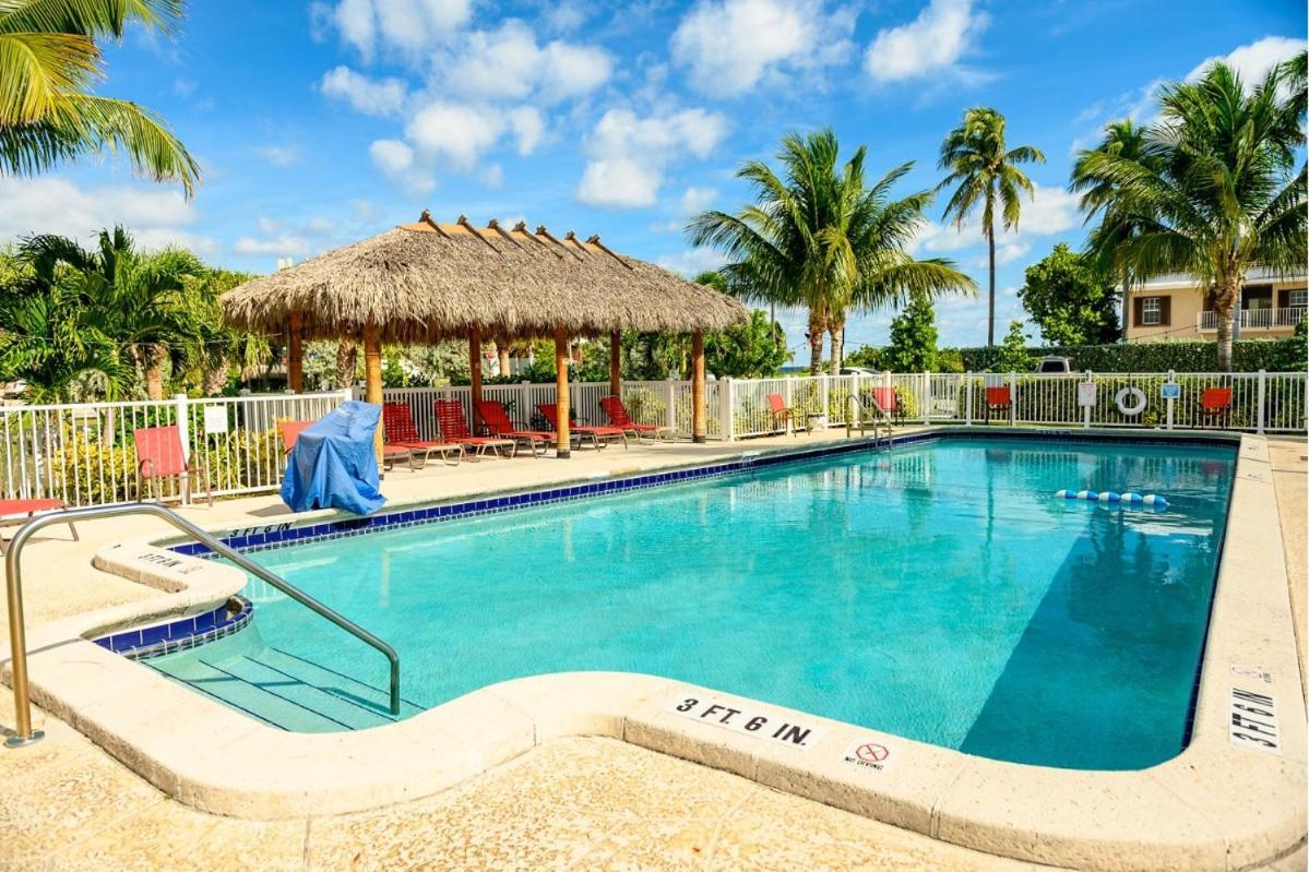 Oceans Beach Resort & Suites 폼파노 비치 외부 사진